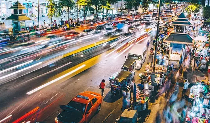 Uskarpt fotografi av en travel gate om natten i Bangkok