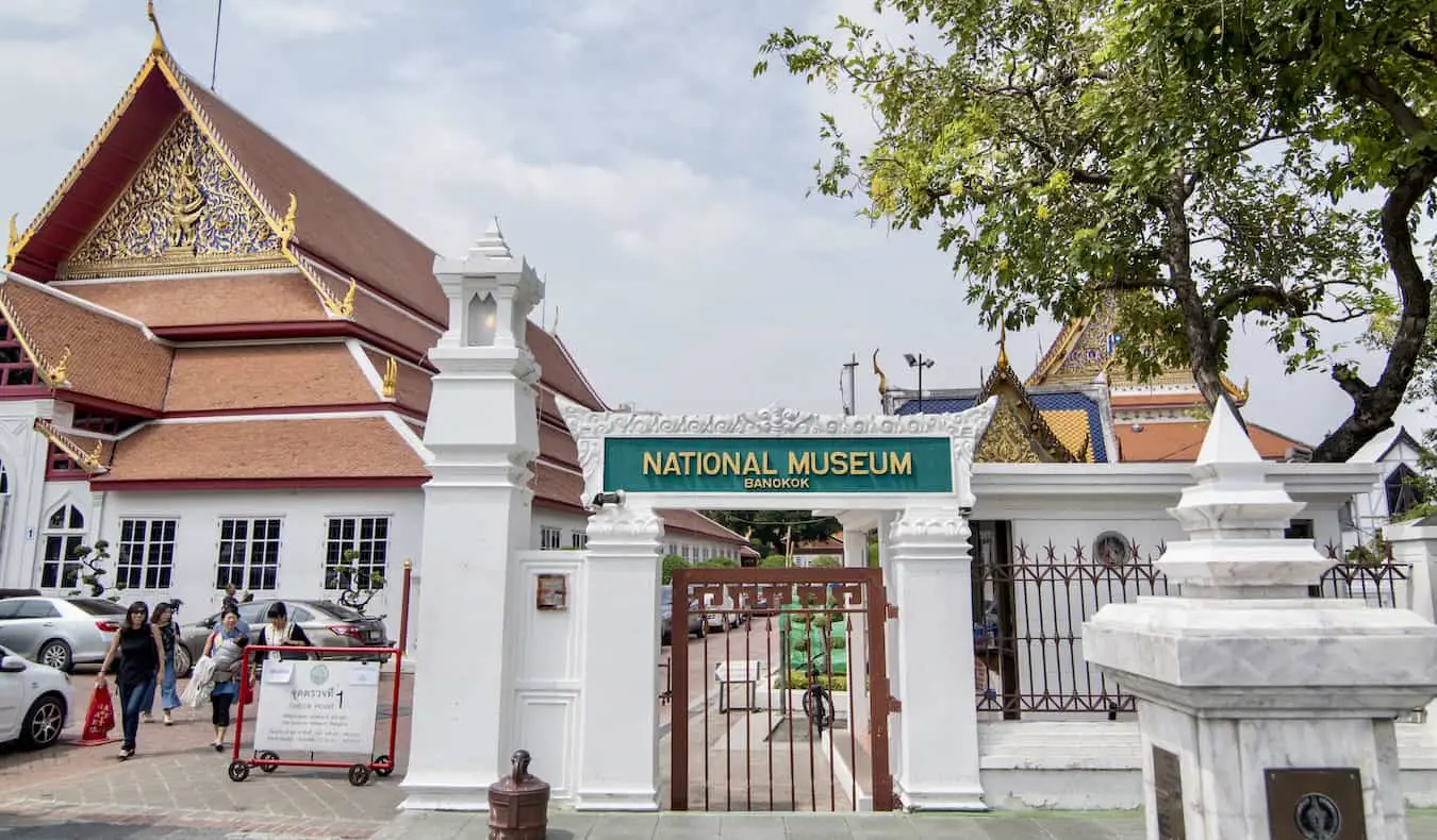 O exterior do pequeno Museu Nacional em Bangkok, Tailândia