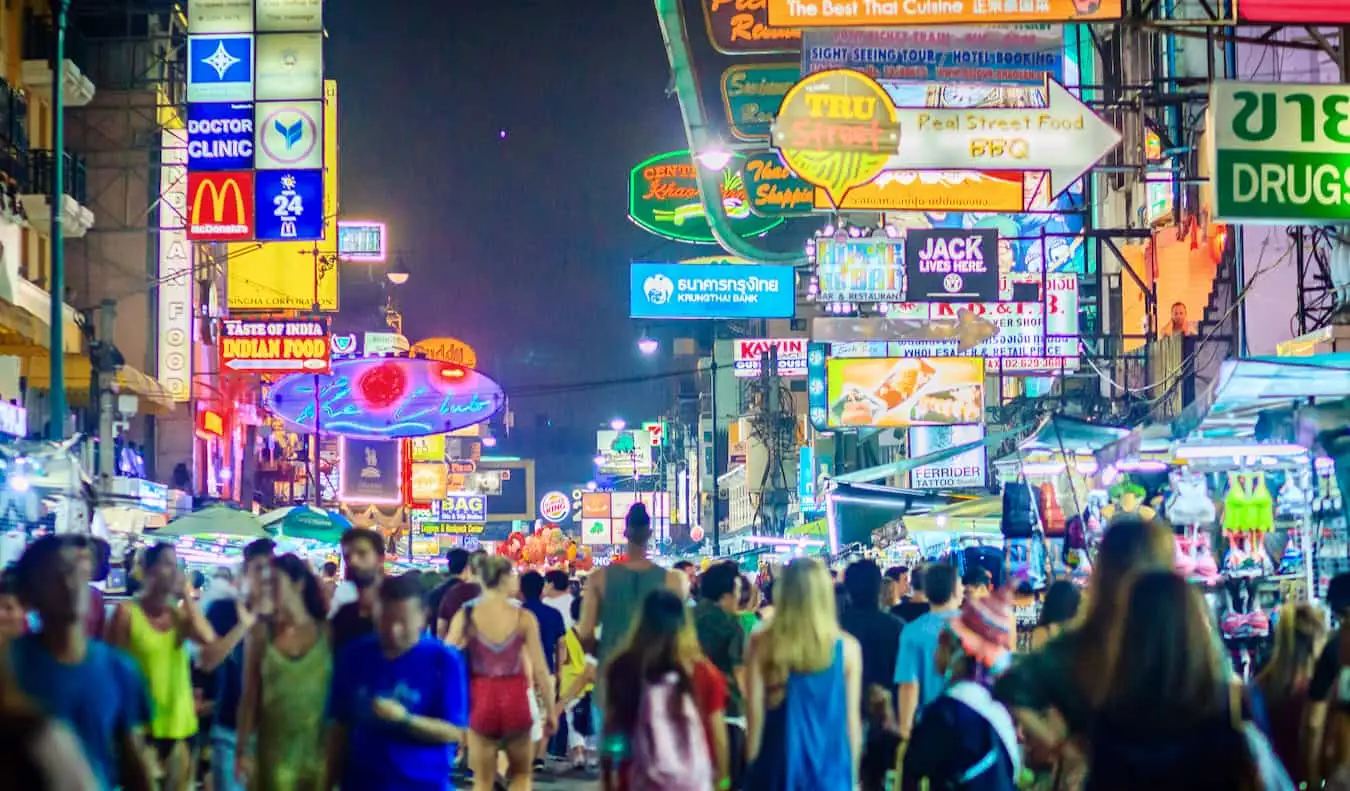 Den livlige, travle og overfylte gaten Khao San Road i Bangkok, Thailand om natten