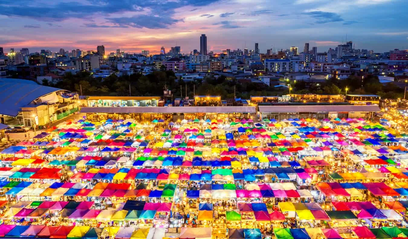 El enorme y colorido mercado de fin de semana en Bangkok, Tailandia, iluminado por la noche