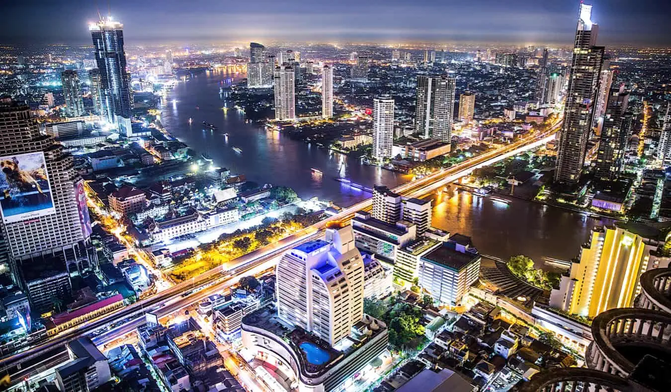 Bangkoks, Thailands ljusa, höga skyline lyste upp på natten