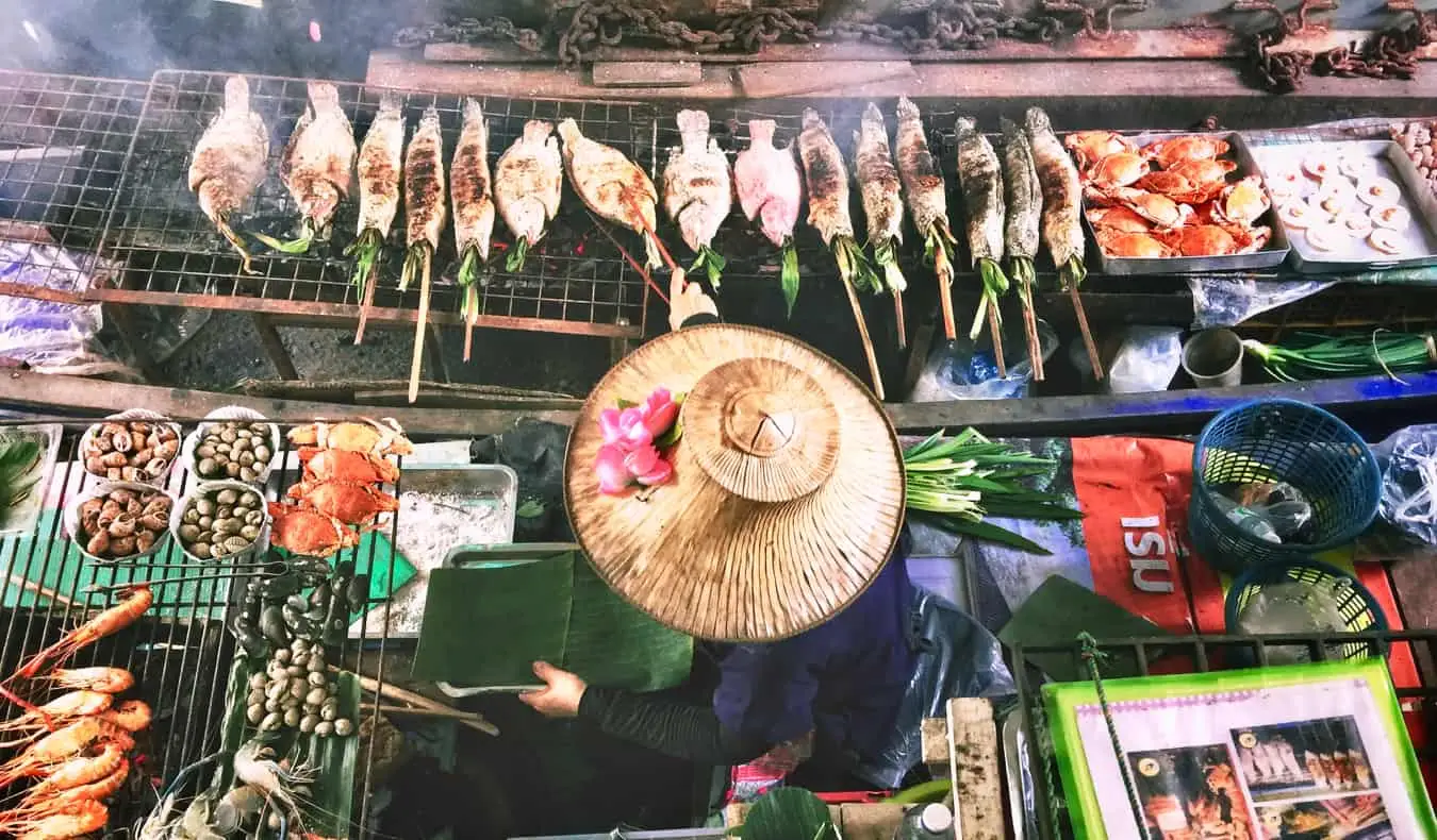 泰国当地妇女在她的小船上出售廉价食品