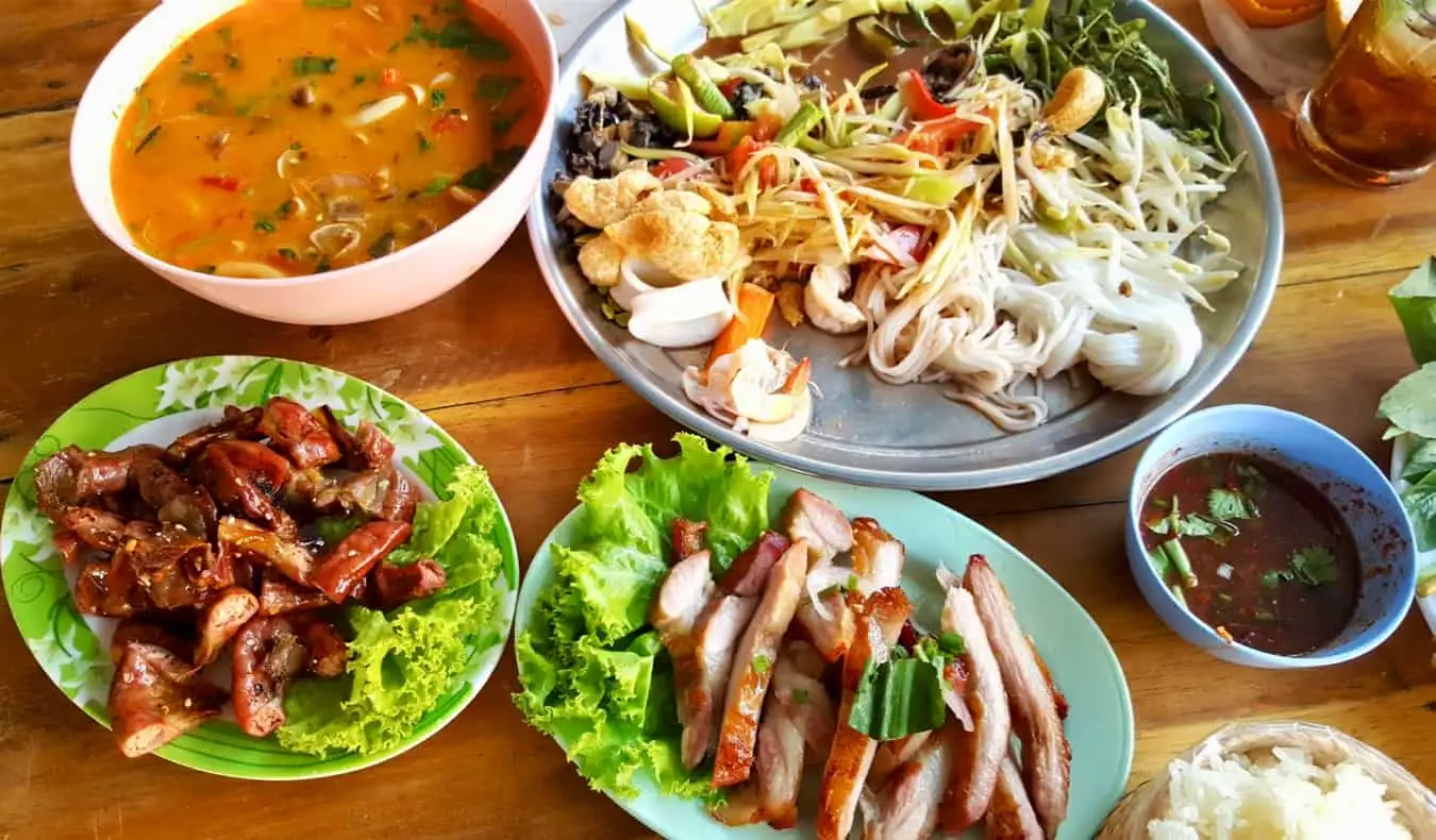 มื้ออร่อยของอาหารท้องถิ่นในประเทศไทย