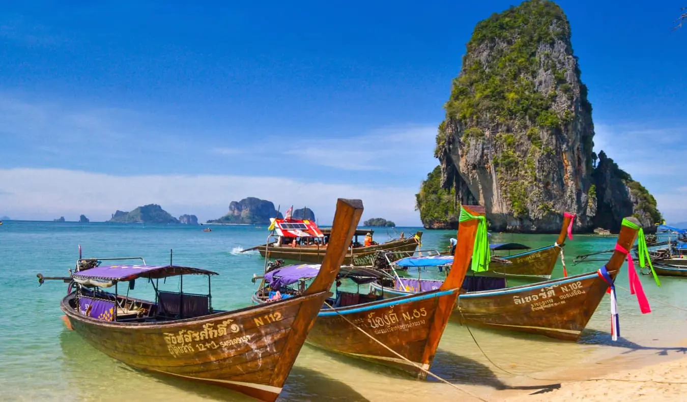 Schönes Wetter am Strand auf einer tropischen Insel in Thailand