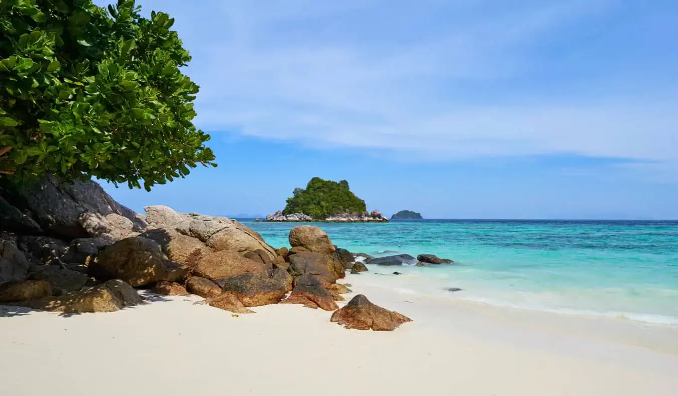 Pantai yang bergambar sempurna di sebuah pulau di Thailand tropika