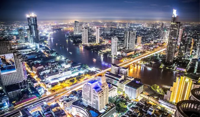 Bangkok di malam hari dengan gedung pencakar langit yang menjulang tinggi di kejauhan