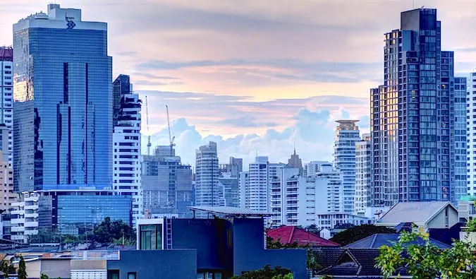 Horizonte de Bangkok en un día nublado