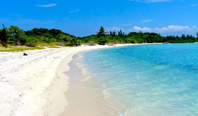 perairan biru yang indah dari salah satu dari banyak pantai di Thailand