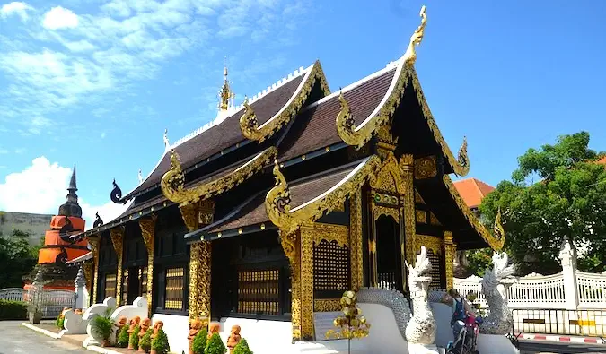 Kuil di Chiang Mai pada hari yang cerah dengan langit biru