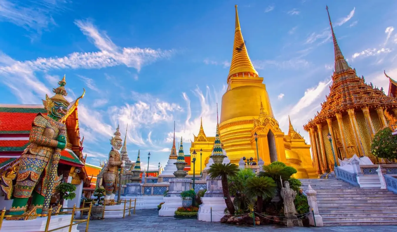 Parlak ve güneşli bir günde Bangkok'taki birçok tarihi tapınaktan biri