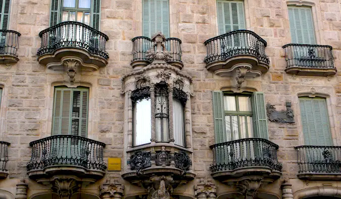 Les fenêtres et petits balcons de Gaudi