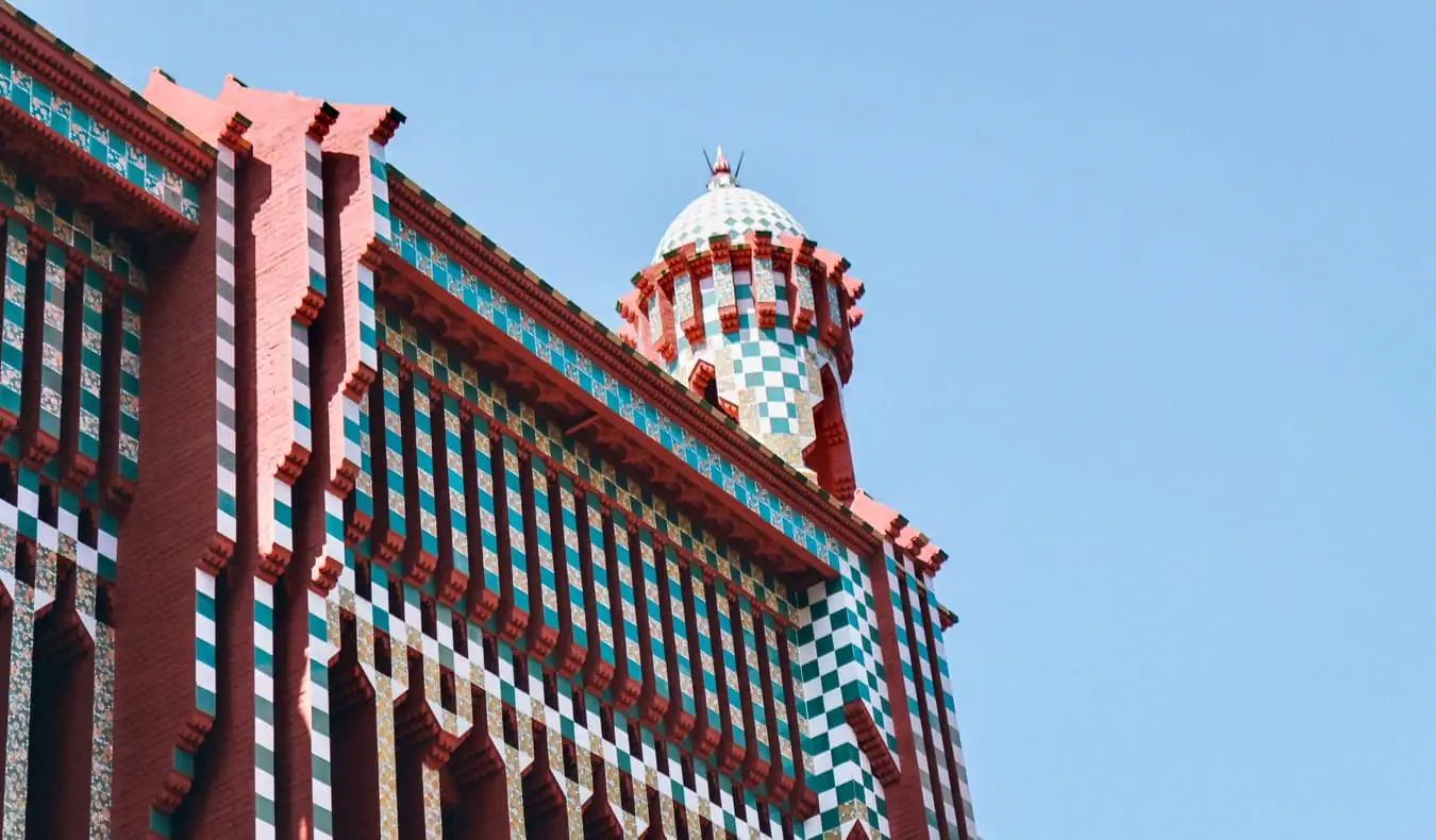 Une mosaïque de couleurs à l'extérieur de Gaudi