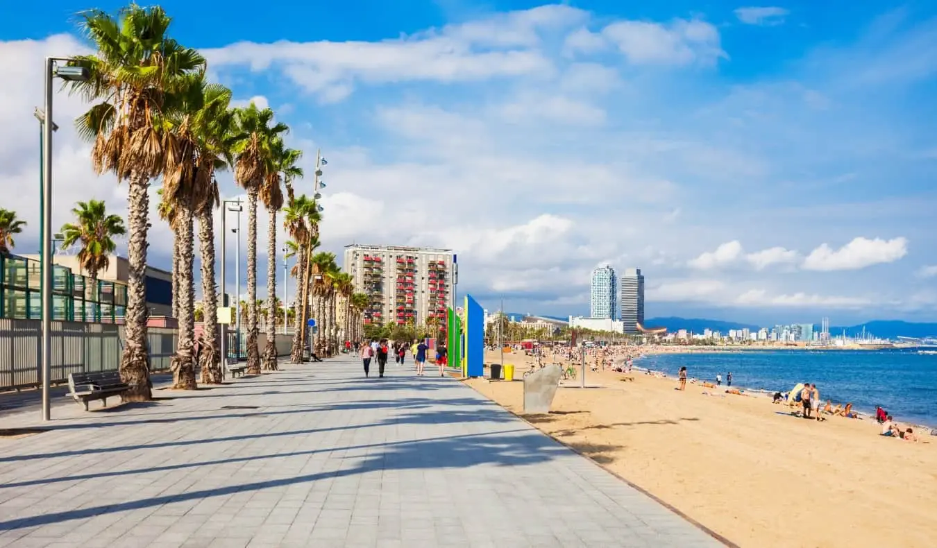 El paseo marítimo y la playa de Barcelona, ​​España