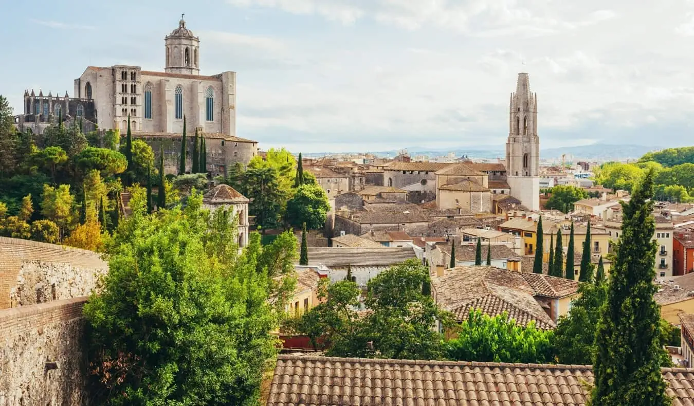 Vista sobre los tejados de terracota, con la catedral elevándose por encima de todo en Girona, España