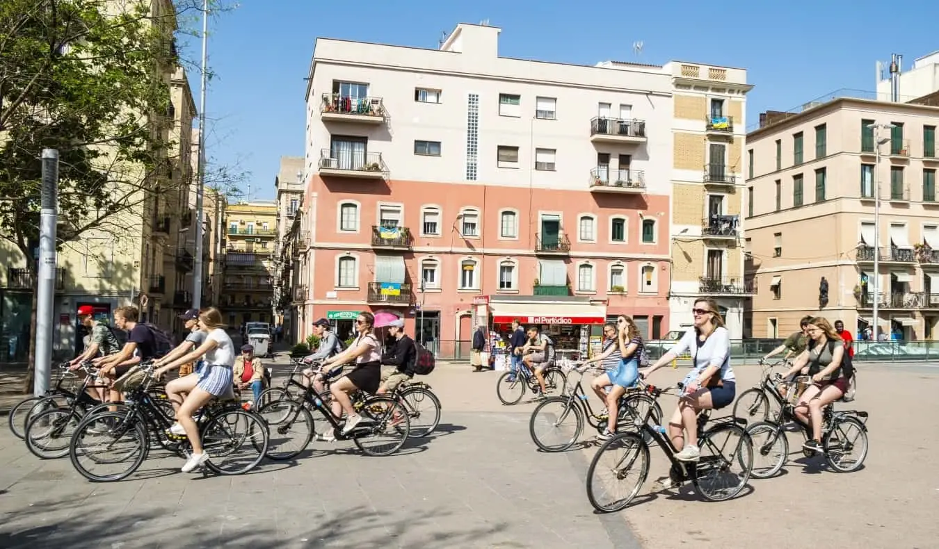 Un grup de turiști care merg împreună cu bicicleta într-un tur cu bicicleta în Barcelona, ​​Spania