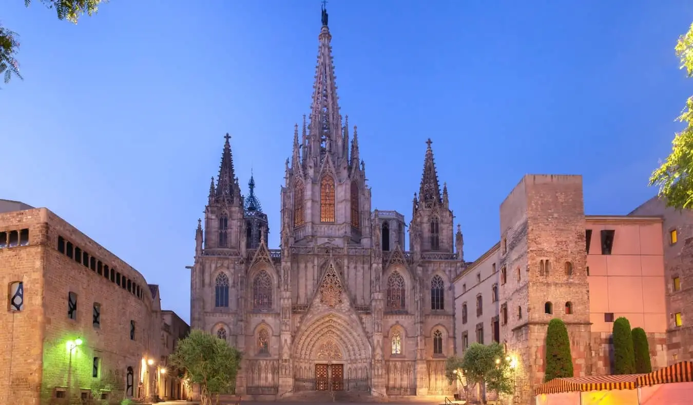 La famosa Catedral de Barcelona iluminada por la noche