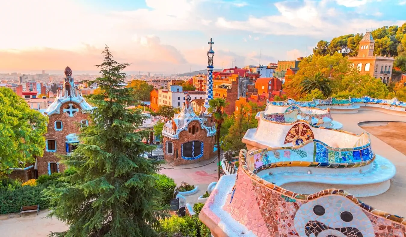 Kuuluisa Park Güell ja sen hassu arkkitehtuuri auringonlaskun aikaan Barcelonassa, Espanjassa