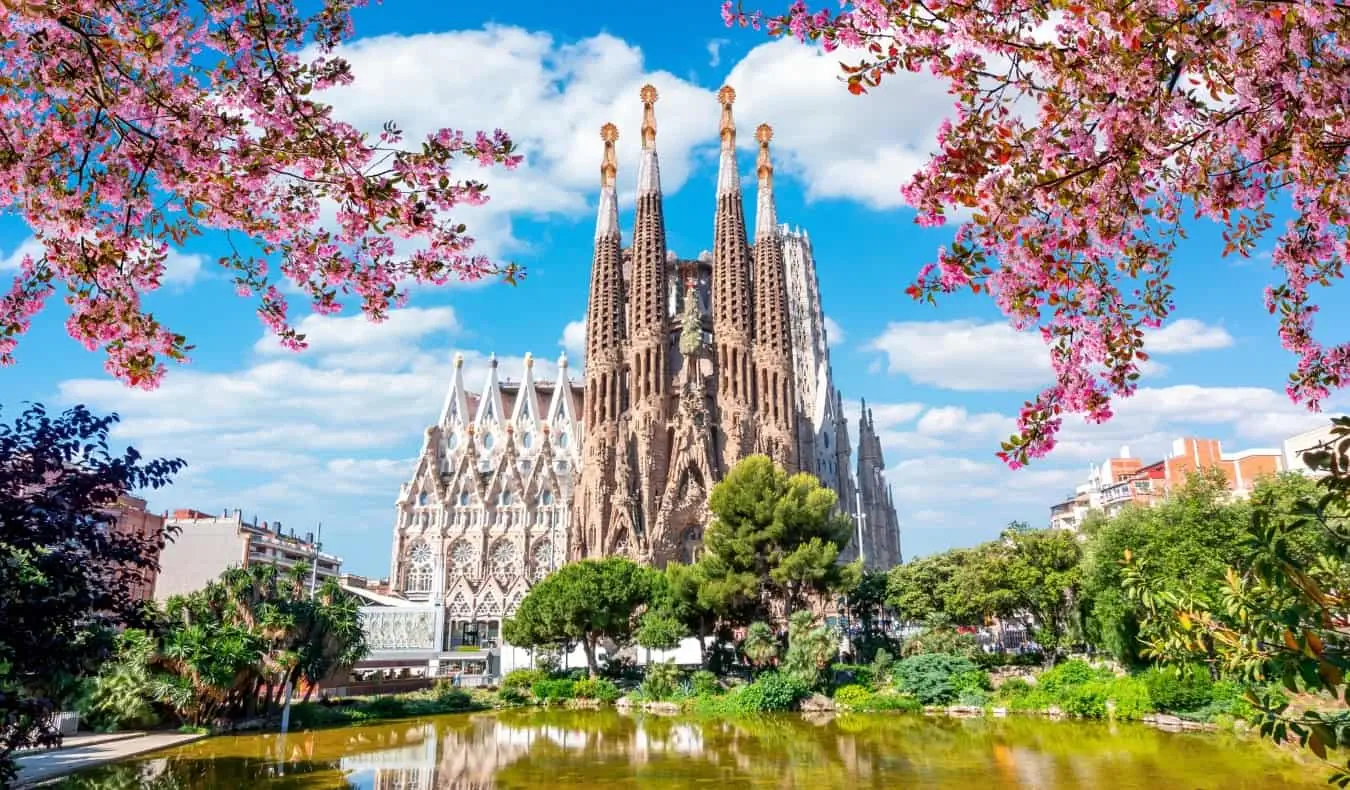 Kuuluisa Sagrada Familia -katedraali aurinkoisena kevätpäivänä Barcelonassa, Espanjassa