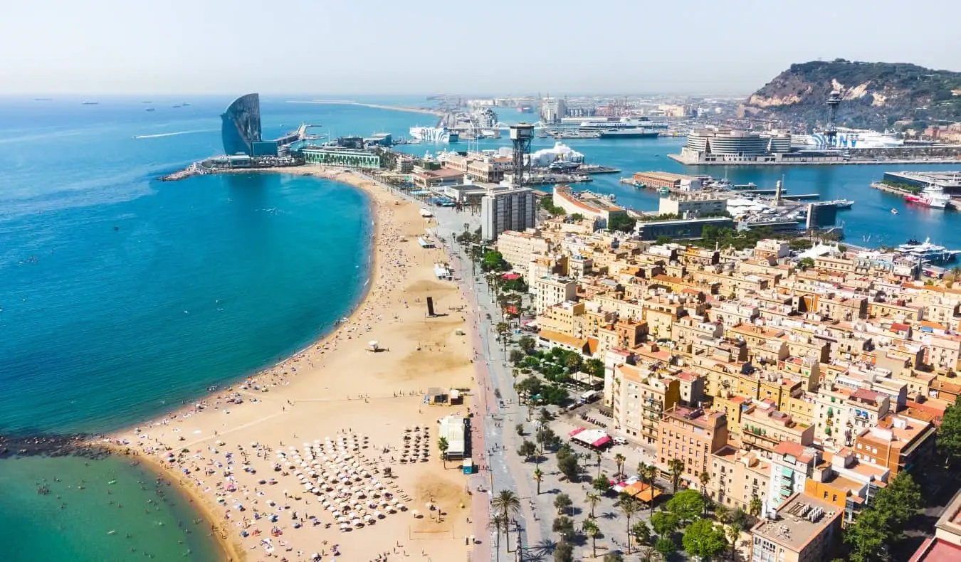 Vistas panorámicas sobre la ciudad y la playa de Barcelona, ​​España en verano