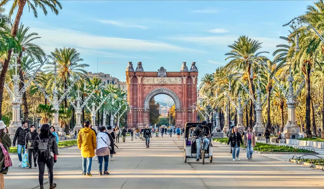 Lai, avatud tänav päikeselises Barcelonas Hispaanias, täis jalutavaid jalakäijaid