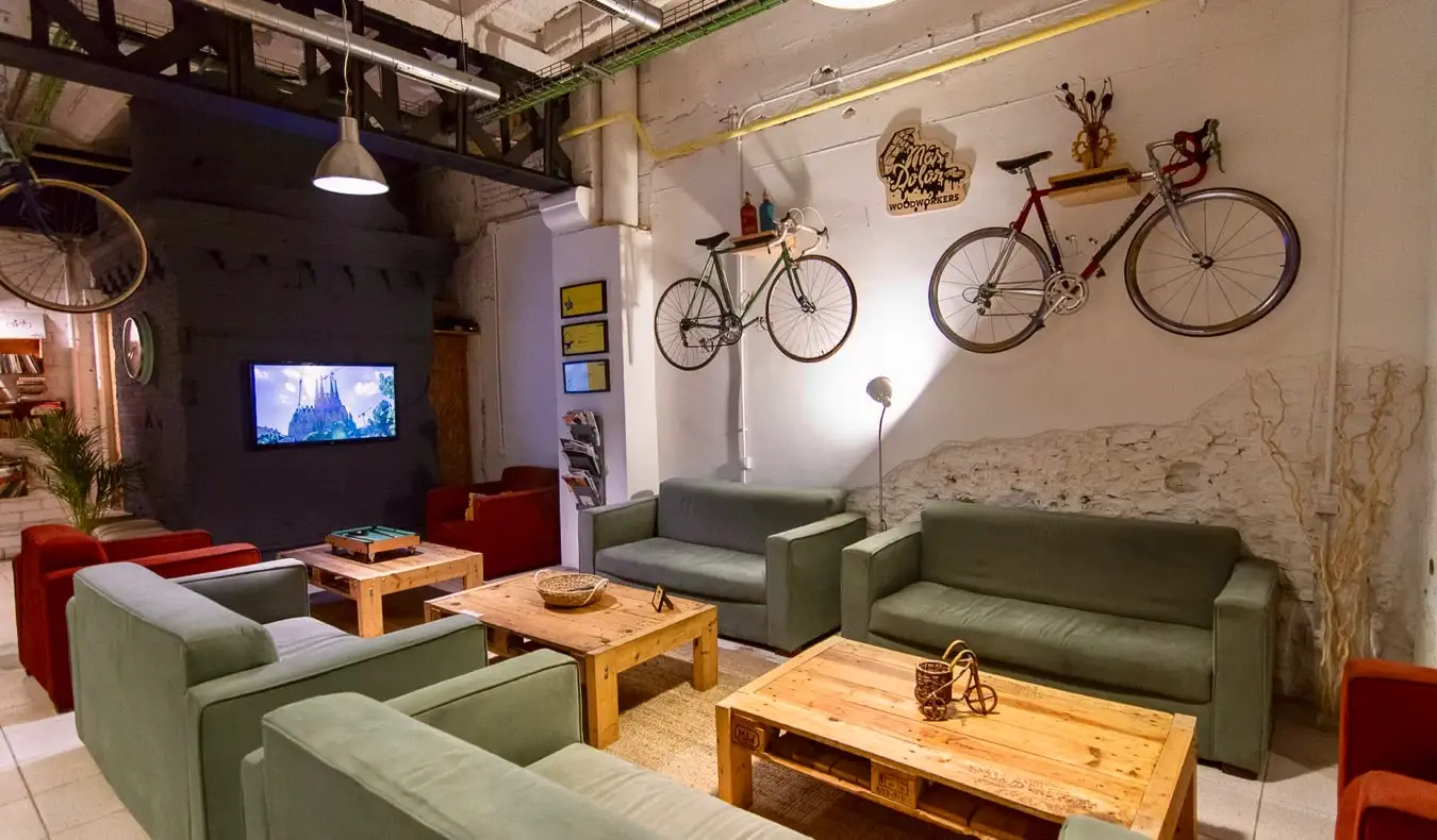 La zona común del albergue Beds and Bikes en Barcelona, ​​España