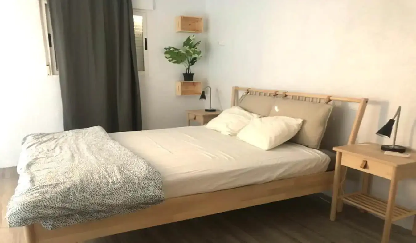 Kamar pribadi tempat tidur ganda di hostel Paralelo di Barcelona, ​​Spanyol