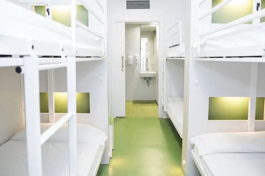 El y espacioso dormitorio del albergue Sant Jordi en Barcelona, ​​España