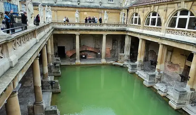 Mensen hangen rond de Romeinse baden in Bath, Engeland.