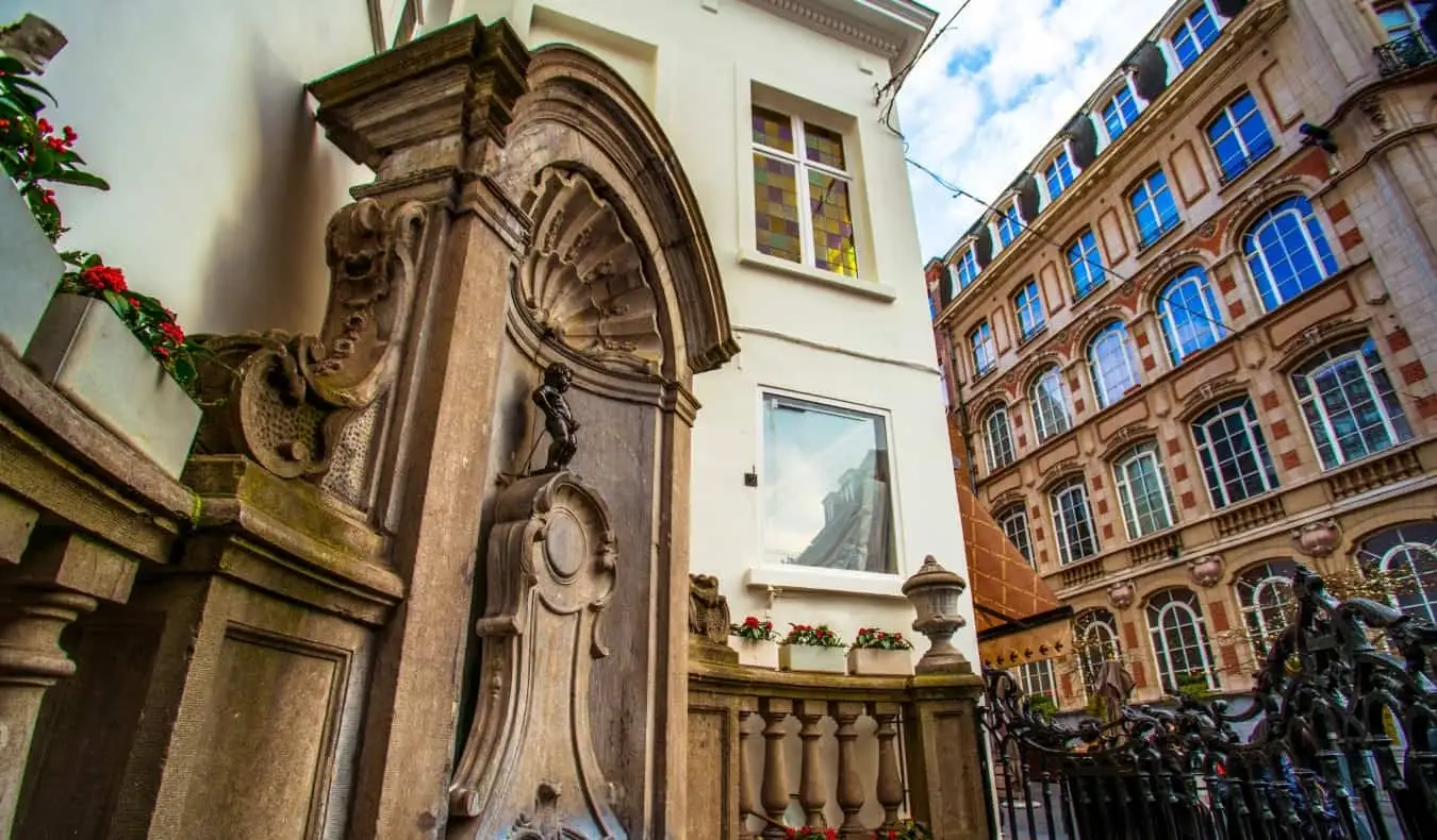 Manneken Pis, ang estatwa ng isang maliit na batang lalaki na umiihi sa isang fountain, ang icon ng Brussels, Belgium