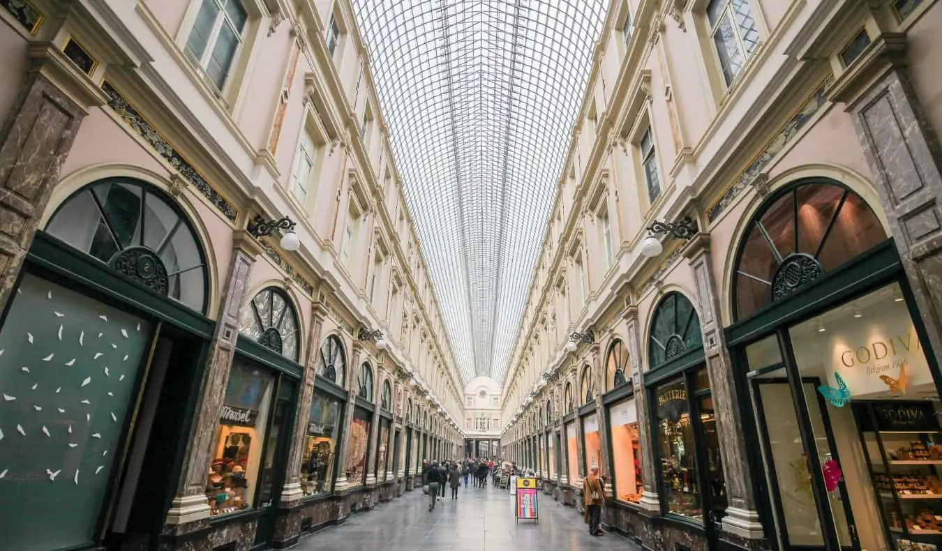 El sostre amb panells de vidre i les portes arquejades de la botiga de les Galeries Royales Saint-Hubert a Brussel·les, Bèlgica