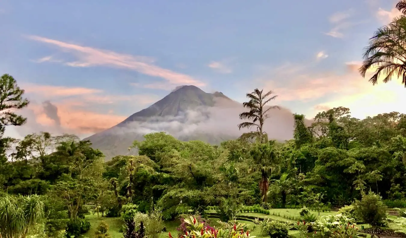 Una spiaggia sabbiosa con palme in Costa Rica