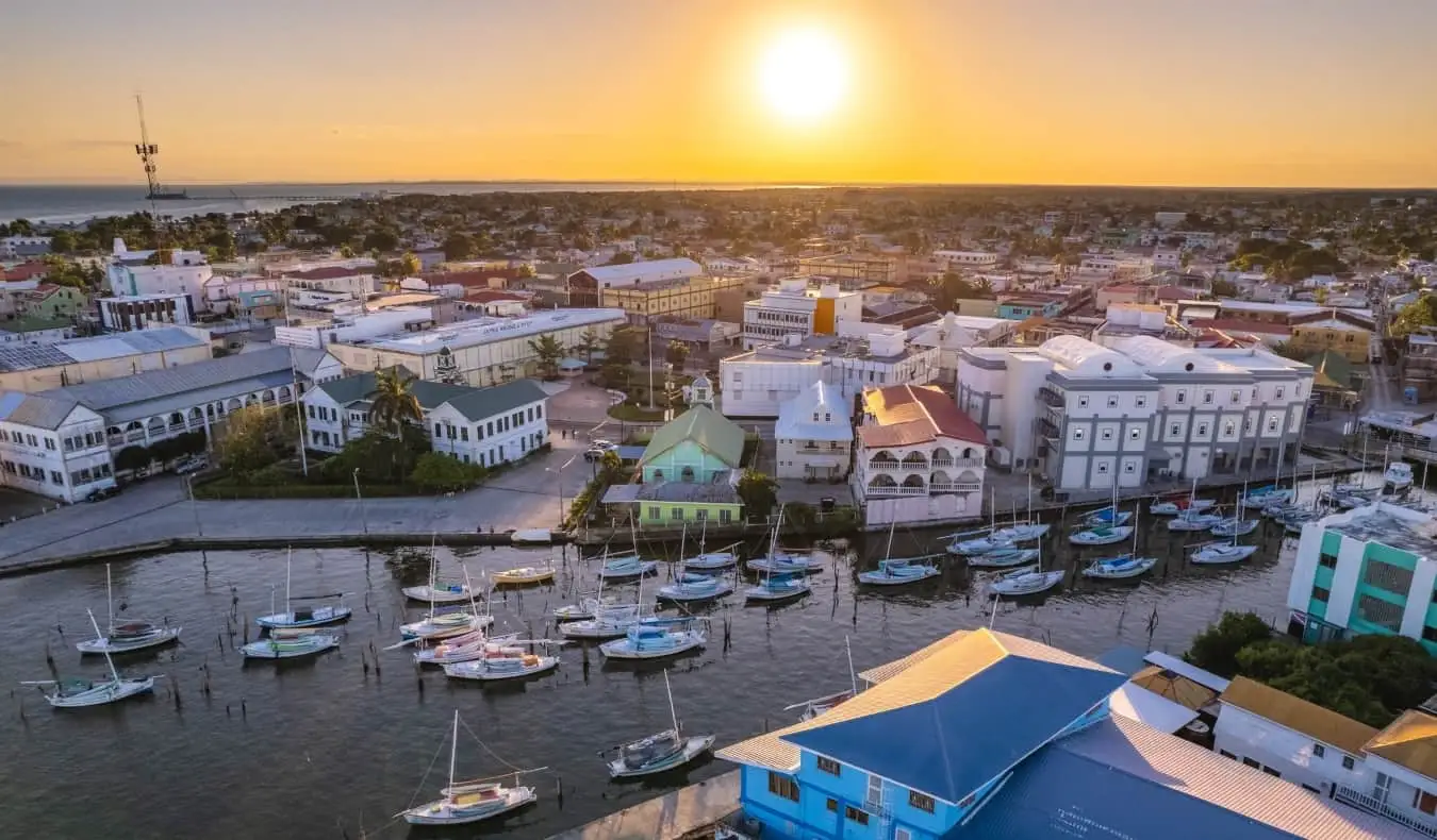 Posnetek iz zraka območja rečnega ustja, polnega čolnov v bližini središča Belize Cityja