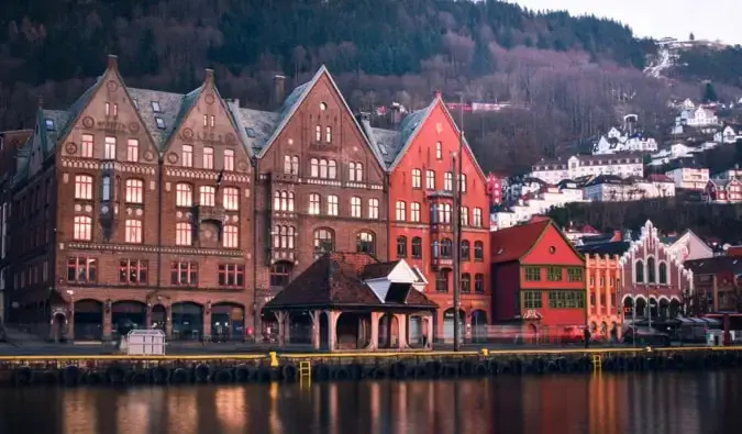 Det berömda och färgglada Bryggen-distriktet i Bergen, Norge på vintern