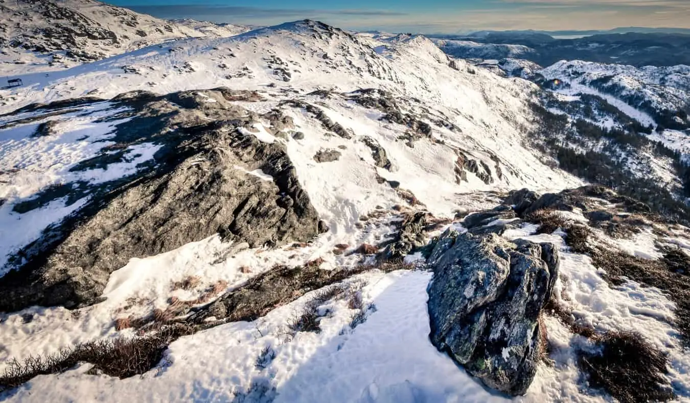 Snö på berget Ulriken i Bergen, Norge