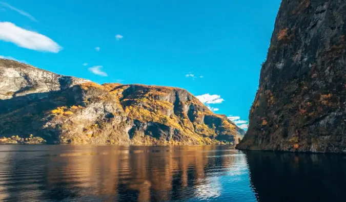 노르웨이 베르겐 근처 네뢰위피요르드(Nærøyfjord)의 아름답고 잔잔한 바다