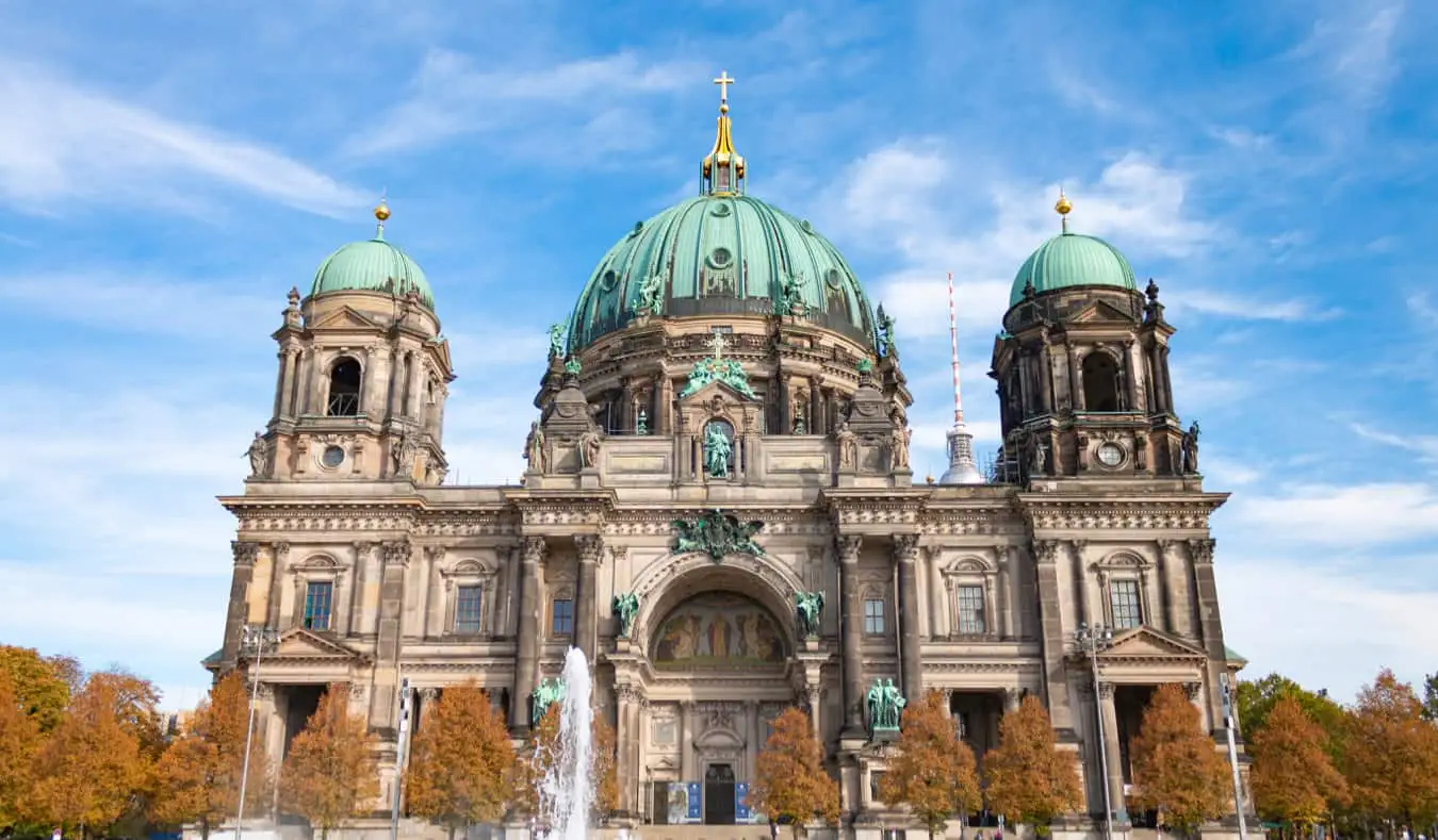 Az ikonikus Berliner Dom egy napsütéses nyári napon Berlinben, Németországban