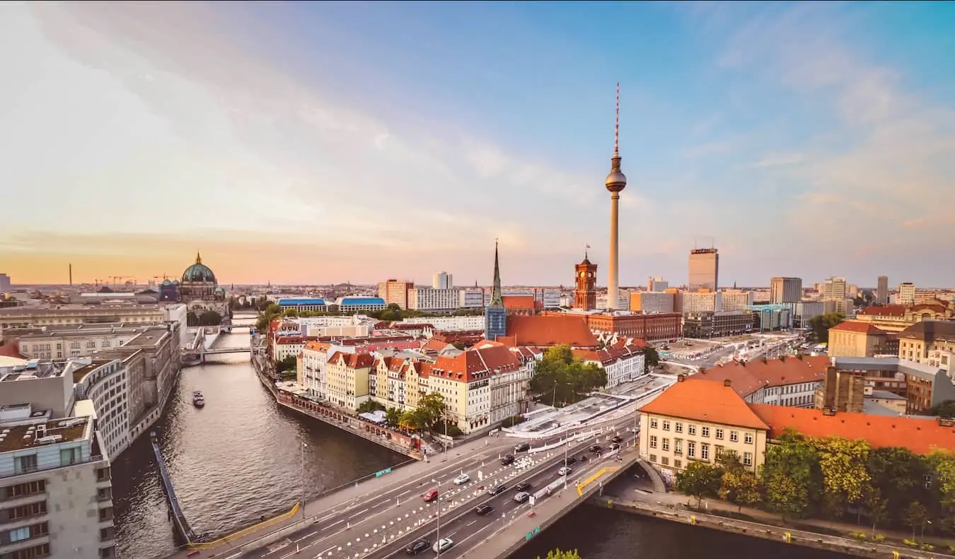 Berlin TV kulesi, Berlin, Almanya'nın güzel şehir merkezindeki şehir manzarasına karşı kuruldu