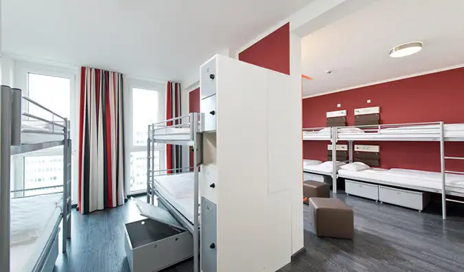 Kamar asrama besar dengan banyak tempat tidur susun di ONE80°, Berlin