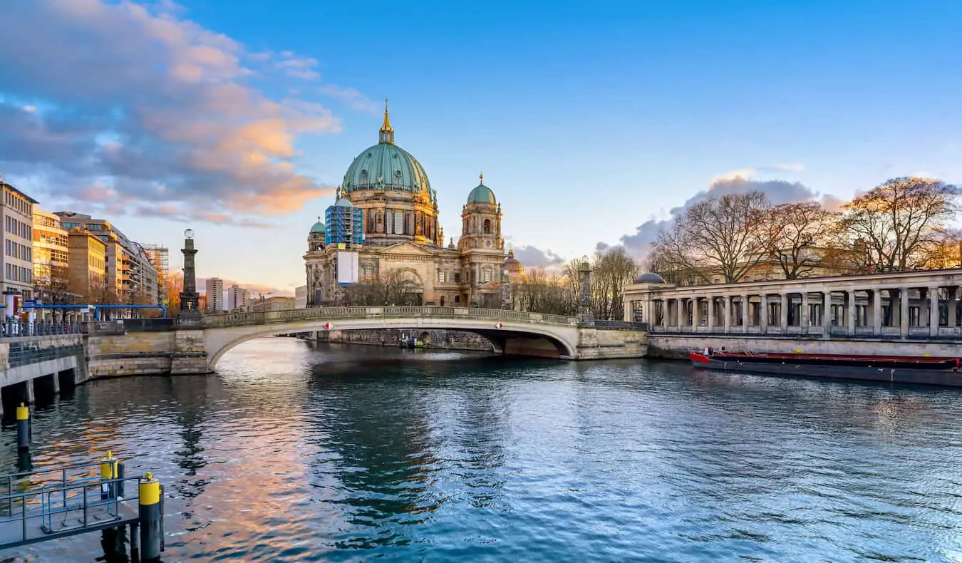 Gün batımı sırasında büyük kiliseyle Müze Adası, Berlin