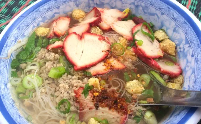 Foto de sopa tailandesa de fideos con cerdo rojo