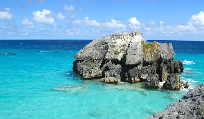 Rock v čisti modri oceanski vodi Karibov