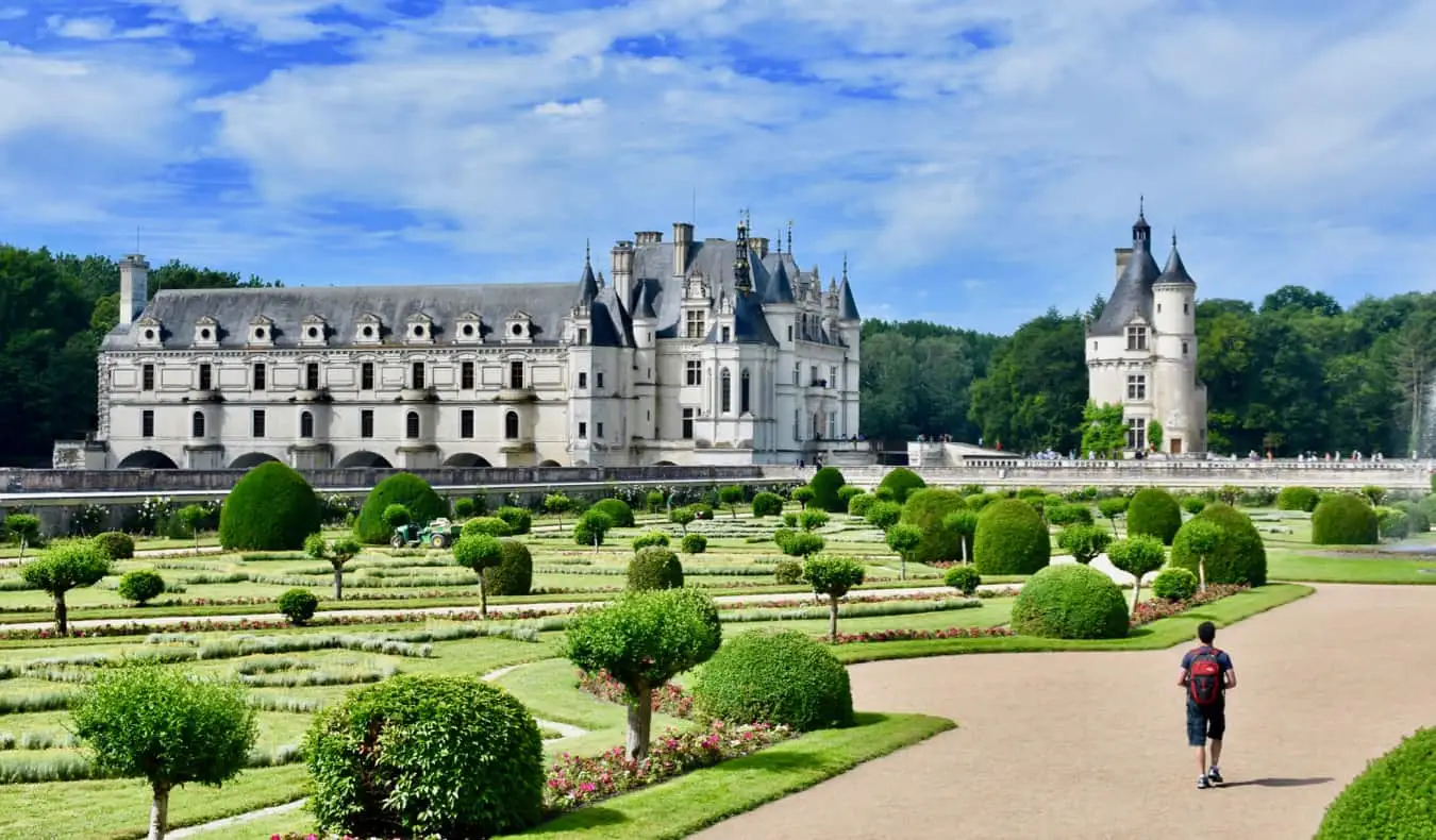 Nomadic Matt caminhando em direção a um castelo no Vale do Loire, França