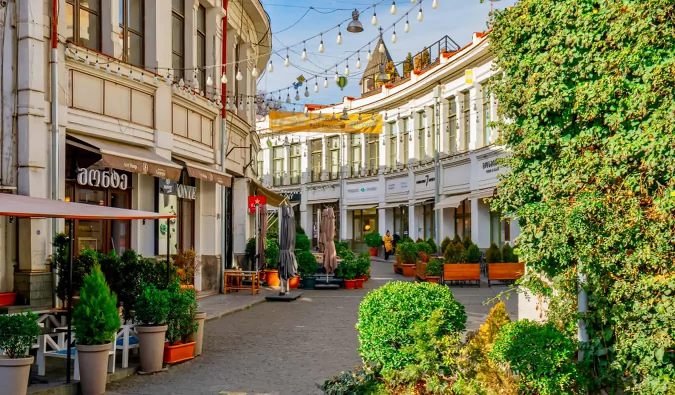 En tom gate i historiske Tbilisi, Georgia på en solrik sommerdag