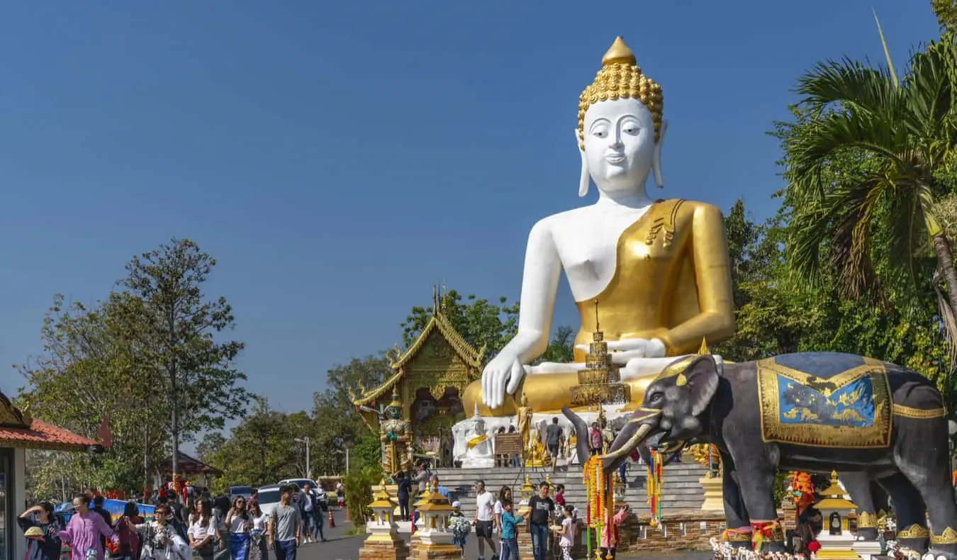 Tayland'ın Chiang Mai yakınındaki bir tapınakta devasa bir Buda heykeli