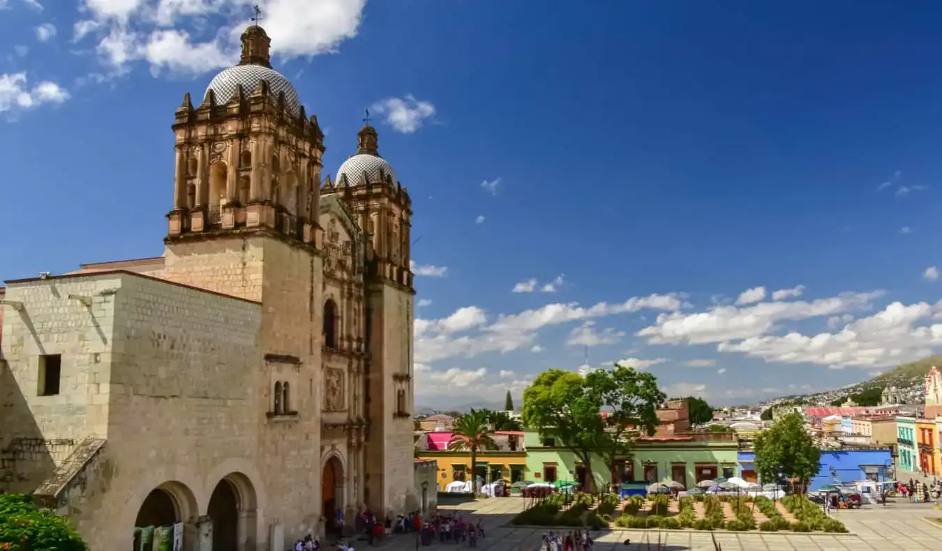 En historisk kirke i farverige Oaxaca, Mexico