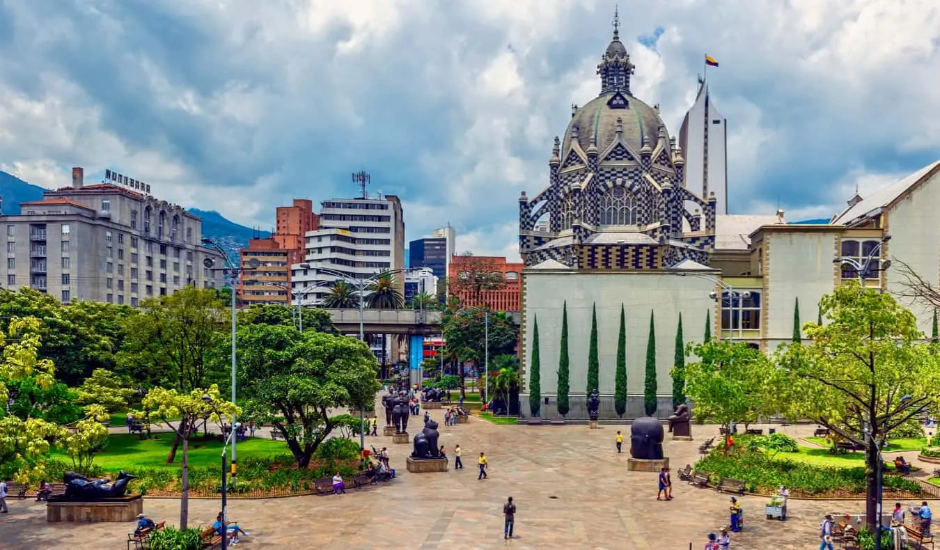 Lokalbefolkningen vandrer rundt i sentrum av Medellin, Colombia