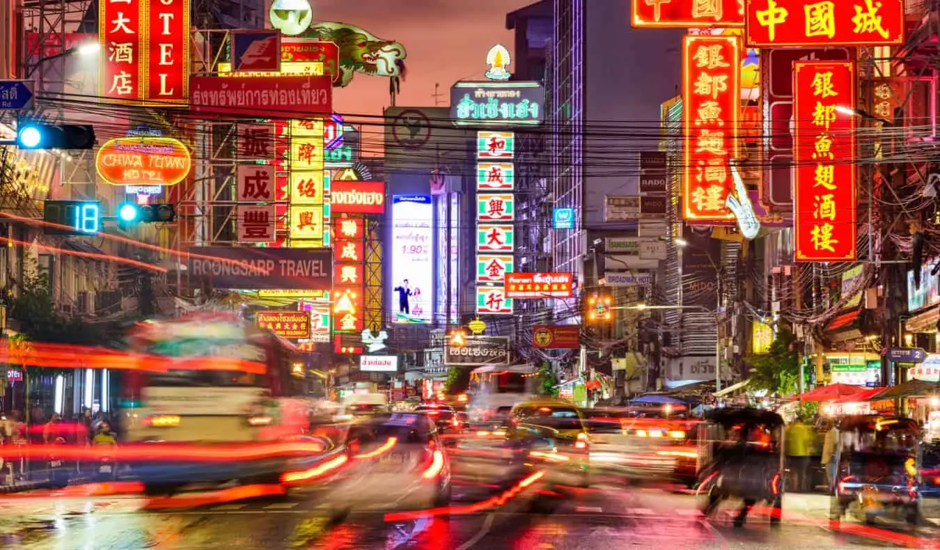 Ang mga abalang kalye at maliwanag na ilaw ng Chinatown sa Bangkok, Thailand