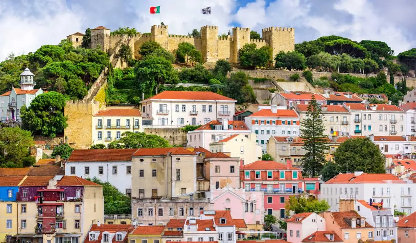 Sebuah kastil tua yang menghadap ke rumah-rumah tradisional di Lisbon, Portugal