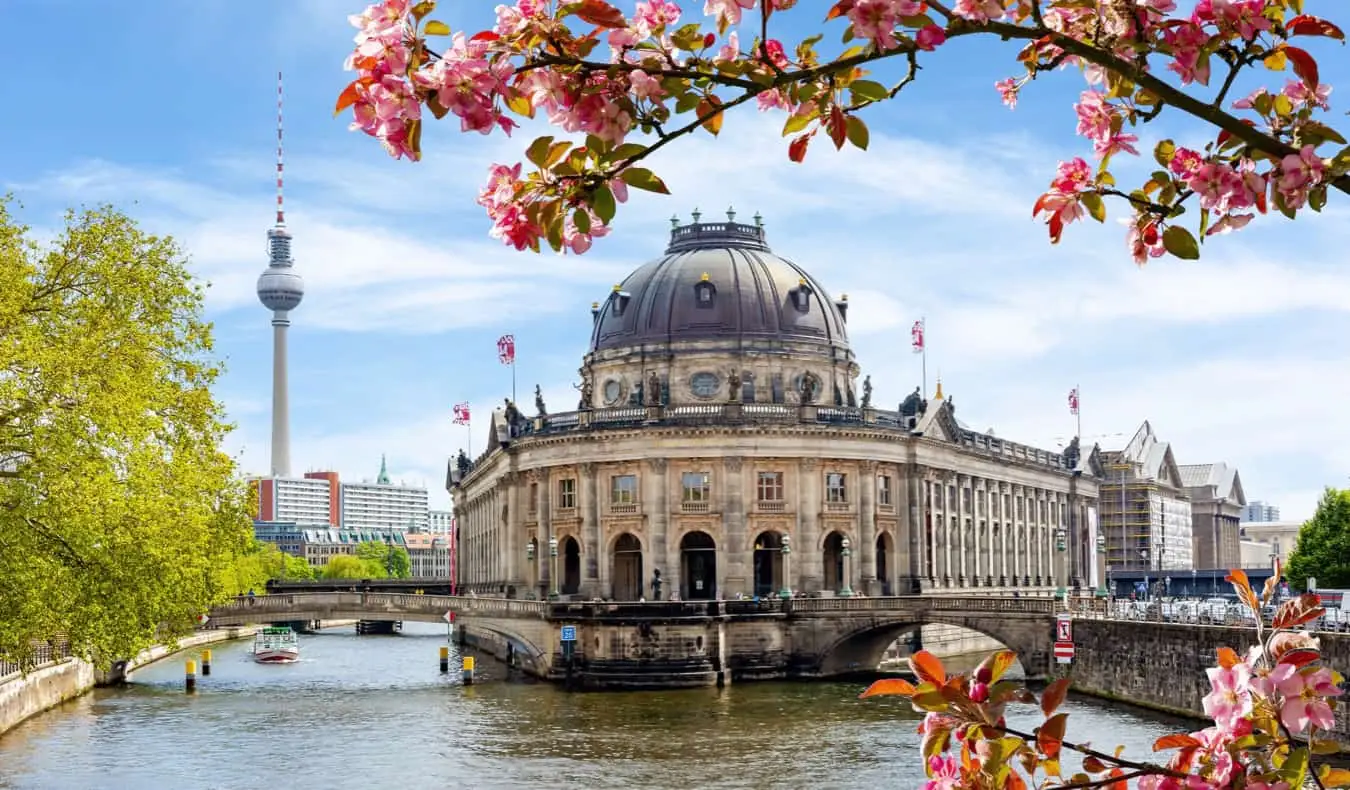 Arka planda Berlin TV kulesi ile Almanya'nın Berlin kentinde su boyunca uzanan tarihi binalar