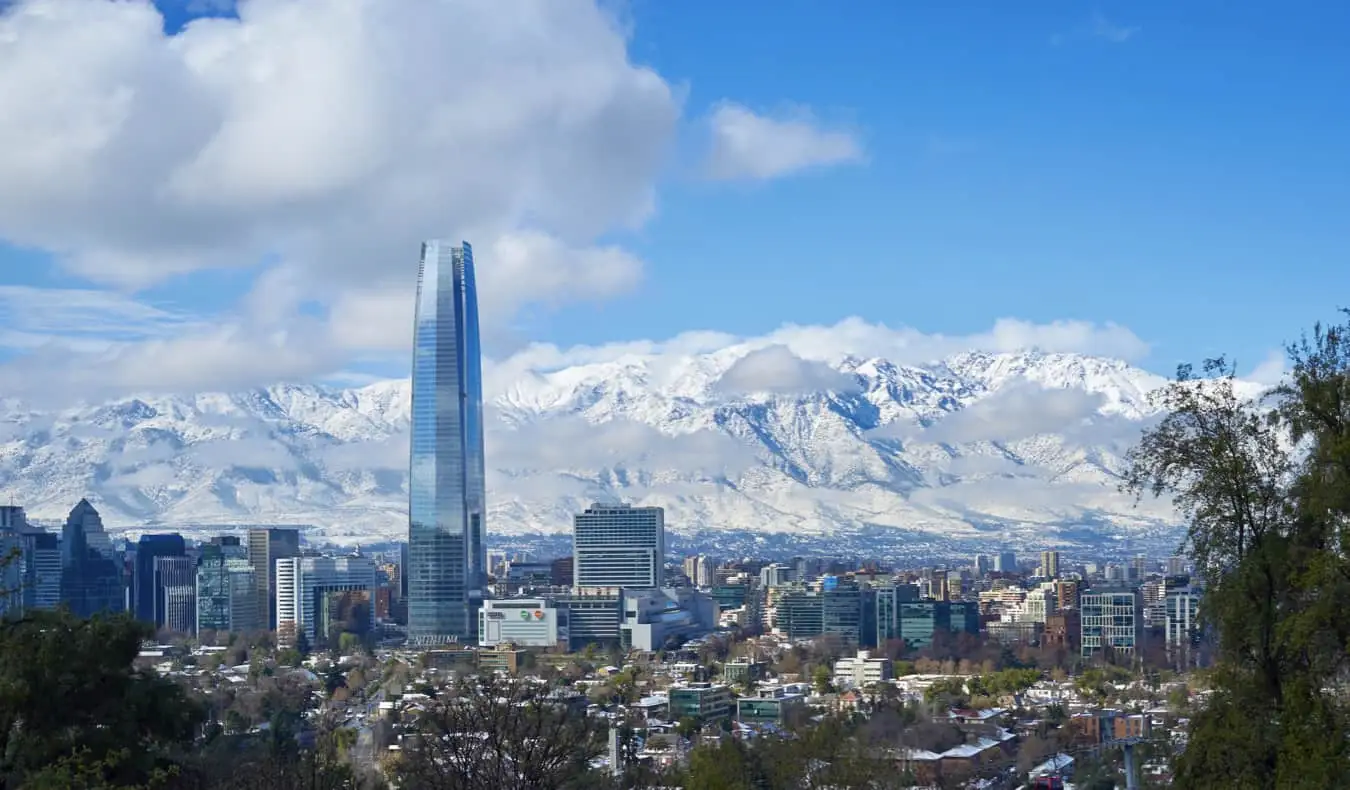 Den naturskjønne skyline av Santiago, Chile med snødekte fjell i bakgrunnen